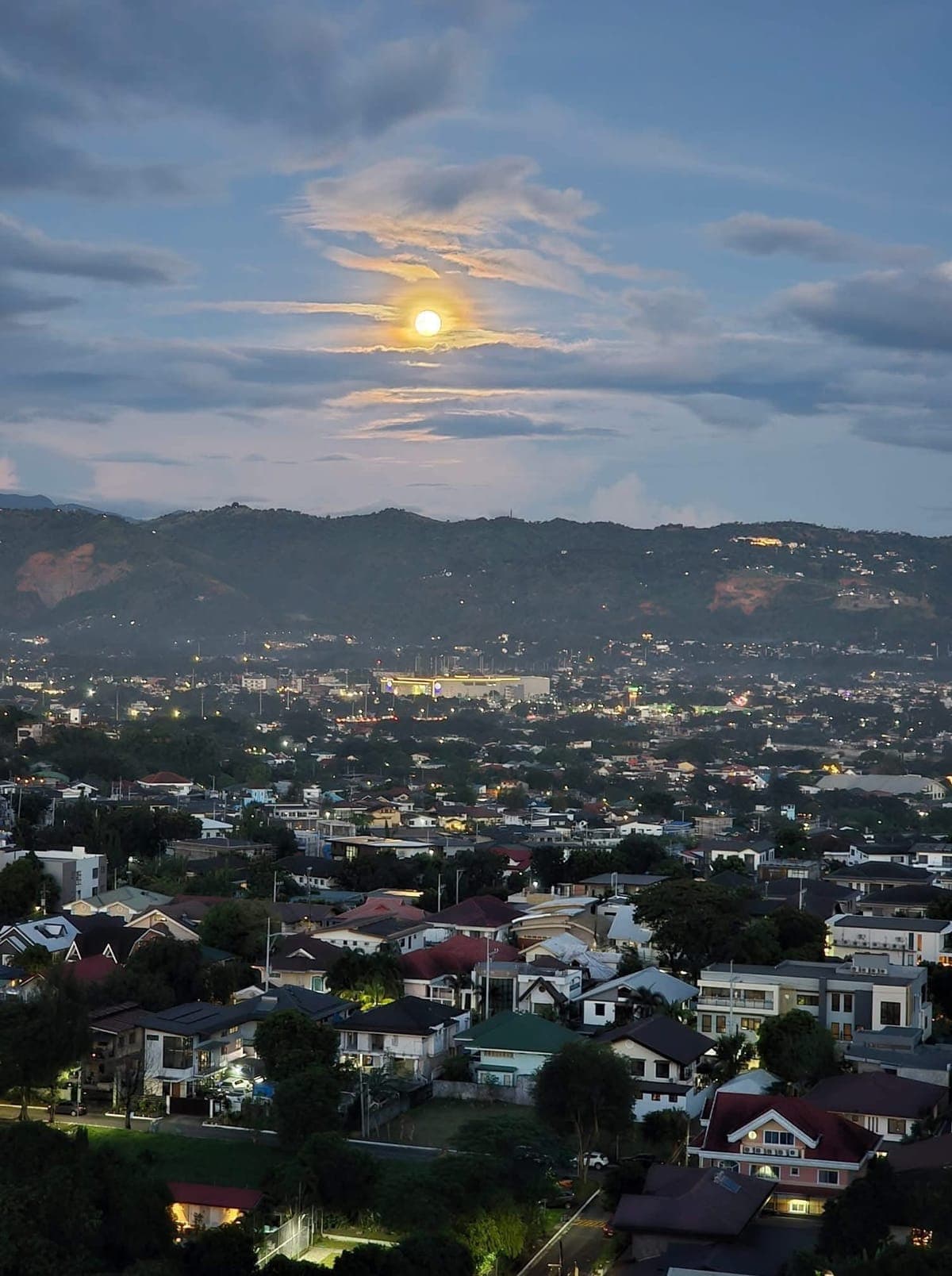 FOR RENT: ₱17,000/month. - Inclusive association dues - photo 1