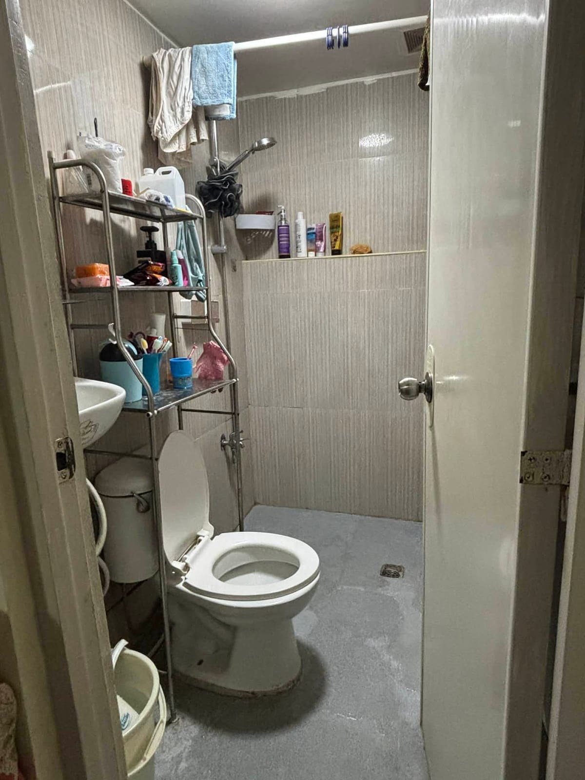 For Rent Studio Type Semi Furnish 2nd Floor - photo 2