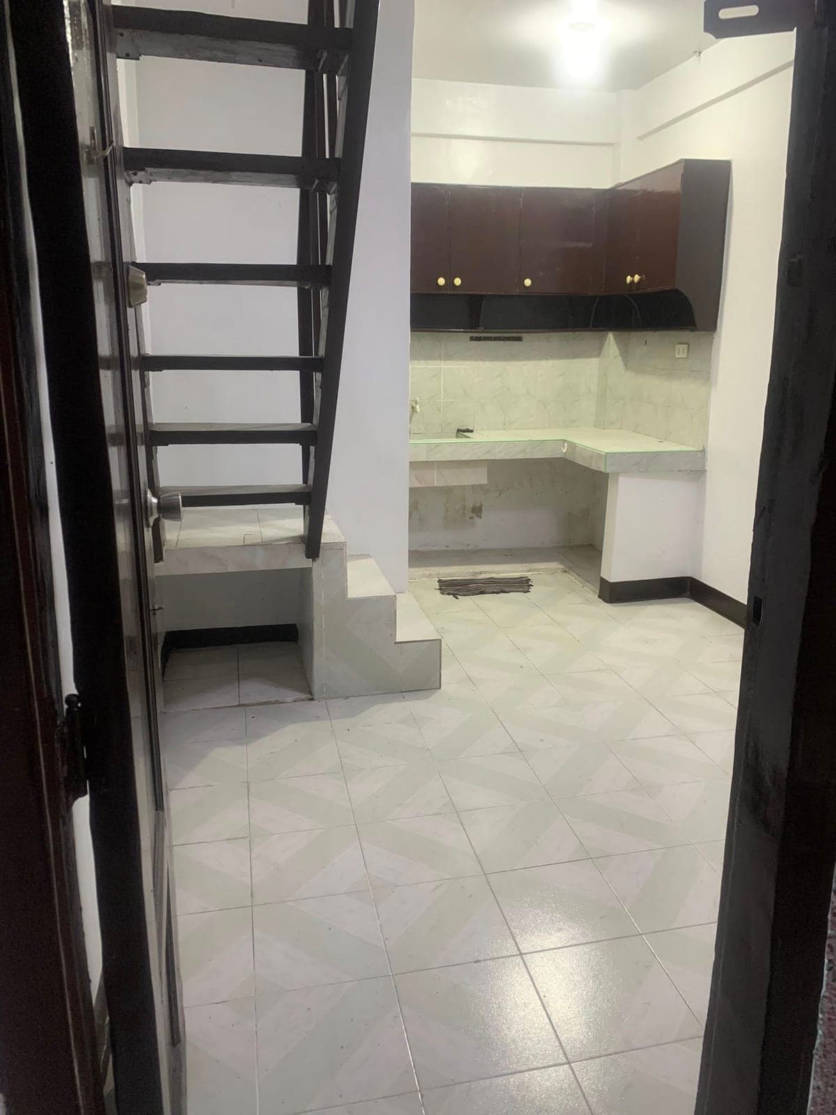 FOR RENT: APARTMENT 2-STOREYS (UP AND DOWN) W/ TERRACE, 1 BEDROOM, 1 BATHROOM, NEAR UNIVERSITY BELT,... - photo 5