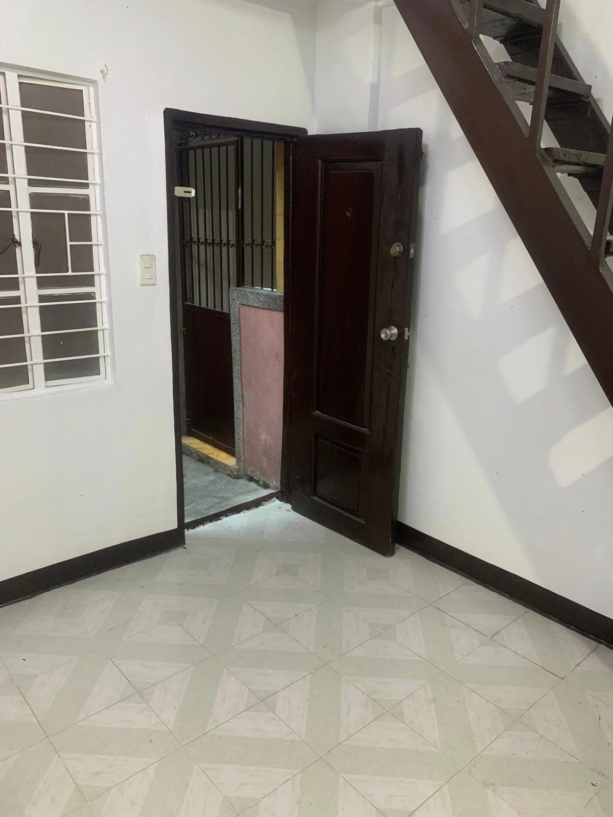 FOR RENT: APARTMENT 2-STOREYS (UP AND DOWN) W/ TERRACE, 1 BEDROOM, 1 BATHROOM, NEAR UNIVERSITY BELT,... - photo 8