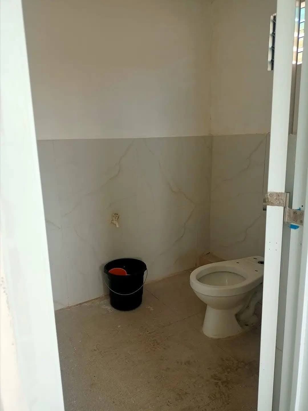 "female room for rent" - photo 3