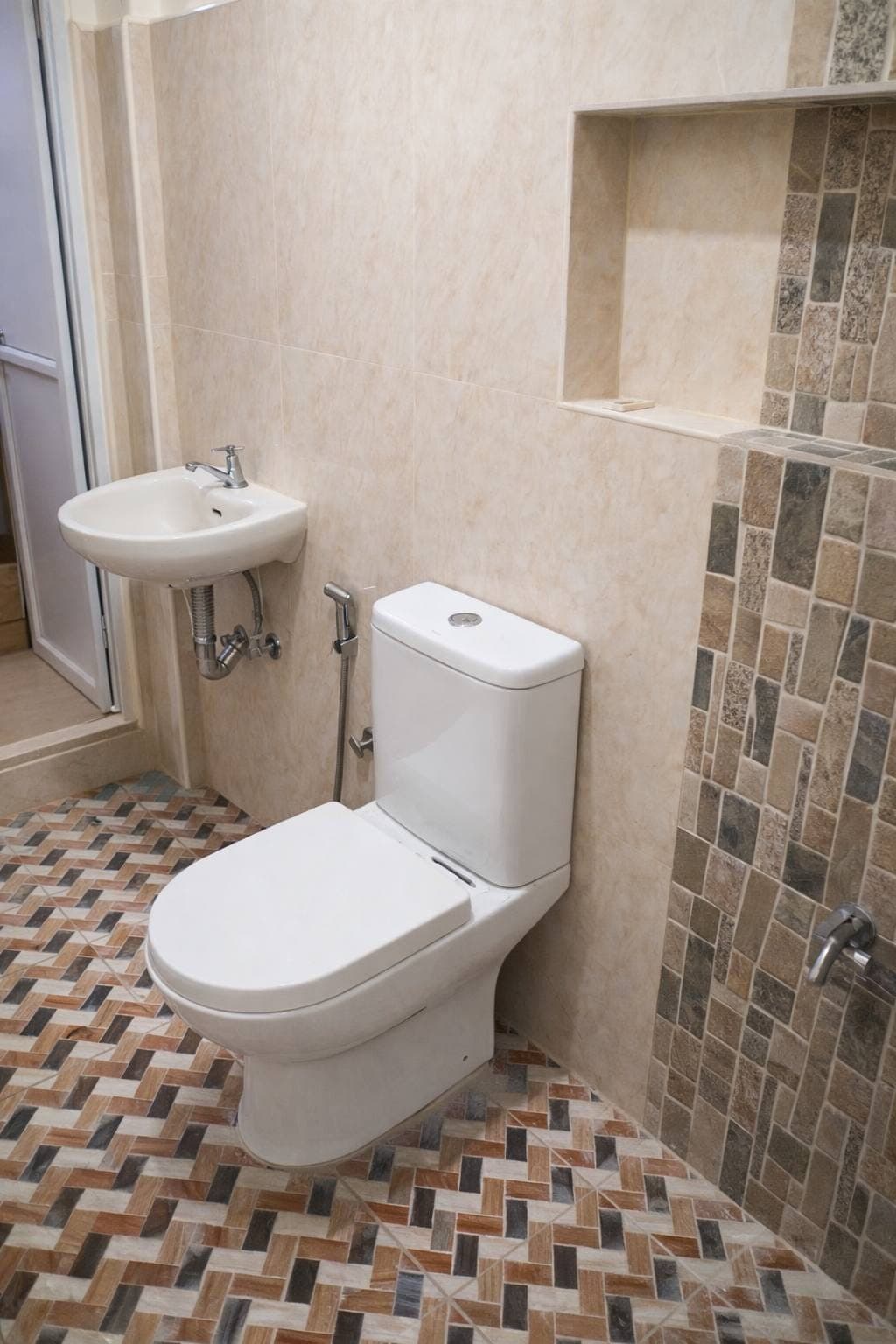 🏠 FEMALE BEDSPACE & MALE BEDSPACE - photo 1