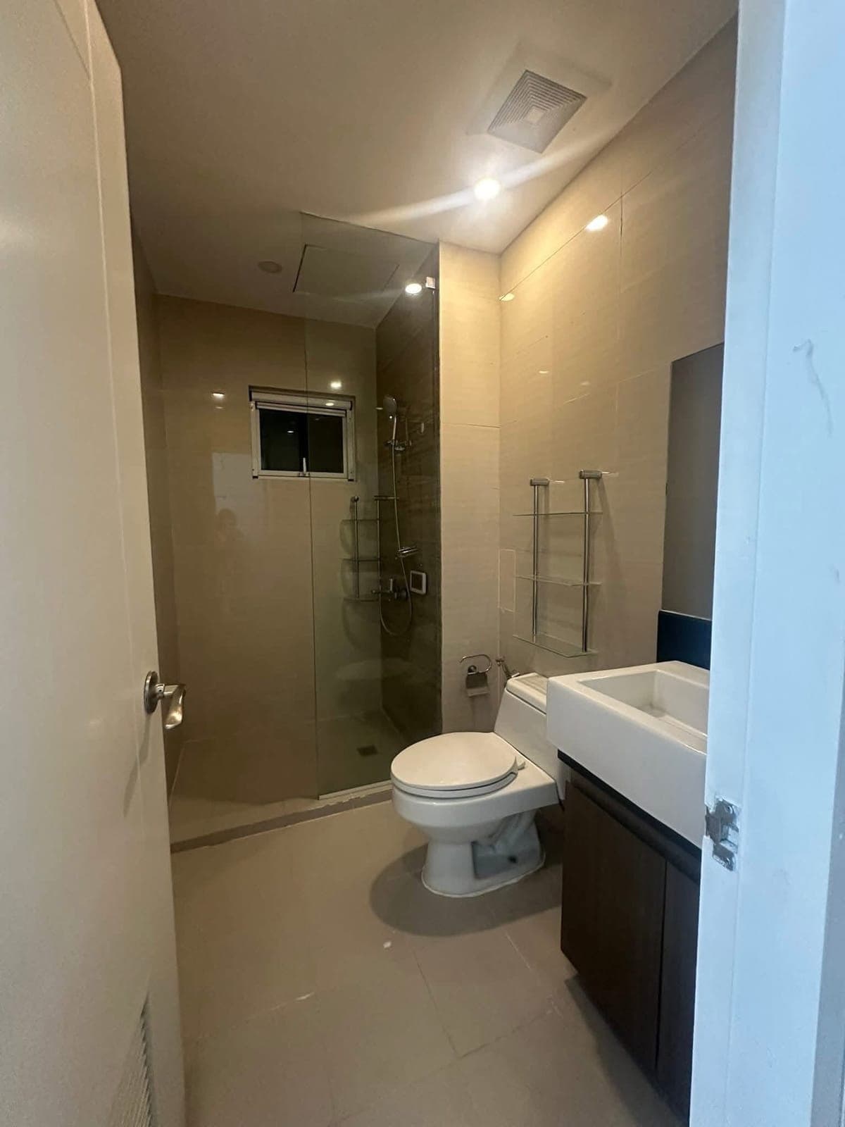 📣FOR RENT | 3-Bedroom with Parking - photo 5