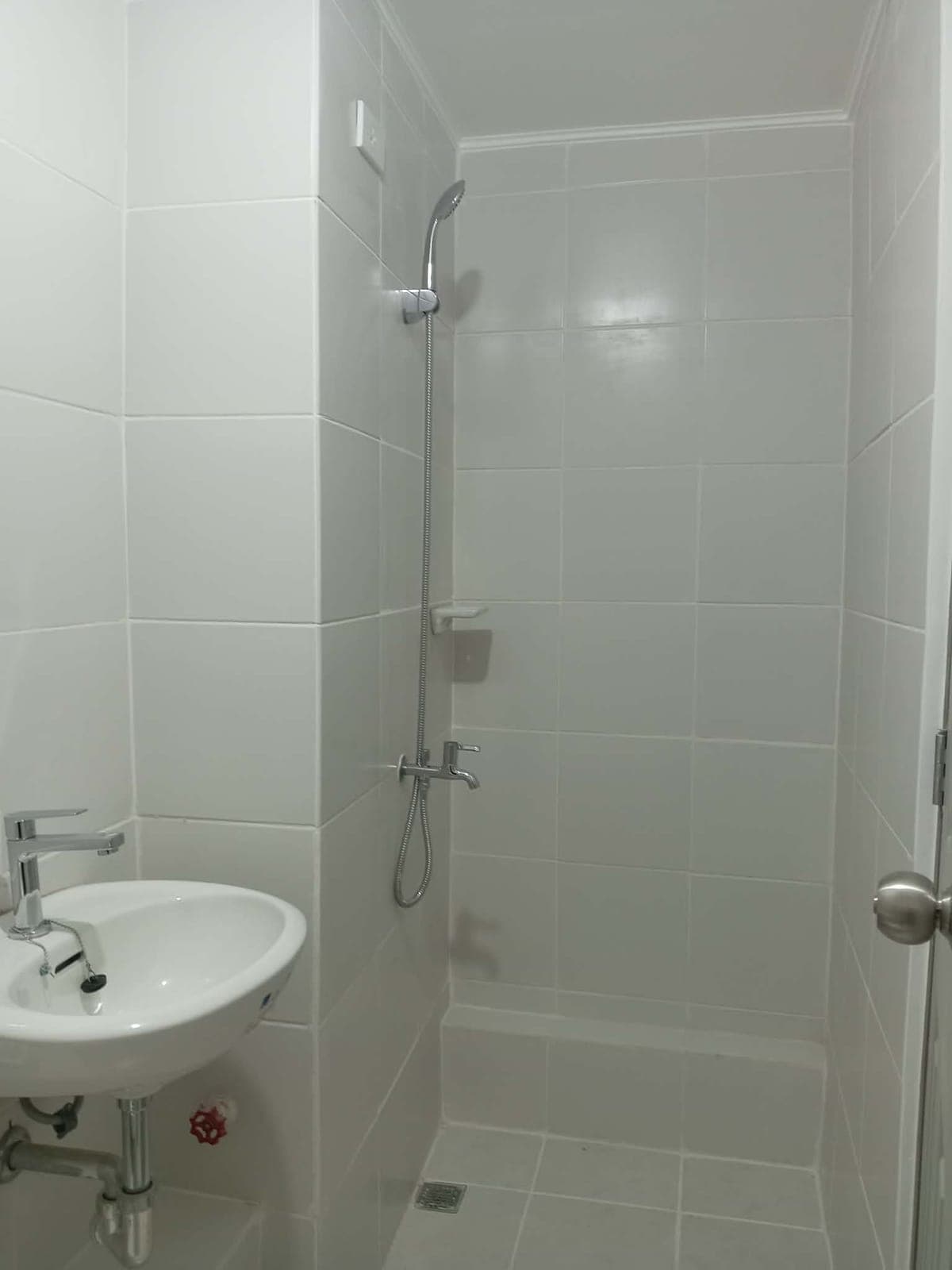 FOR RENT: 2-Bedroom Condo Unit in Karuhatan Rd.Valenzuela - photo 1