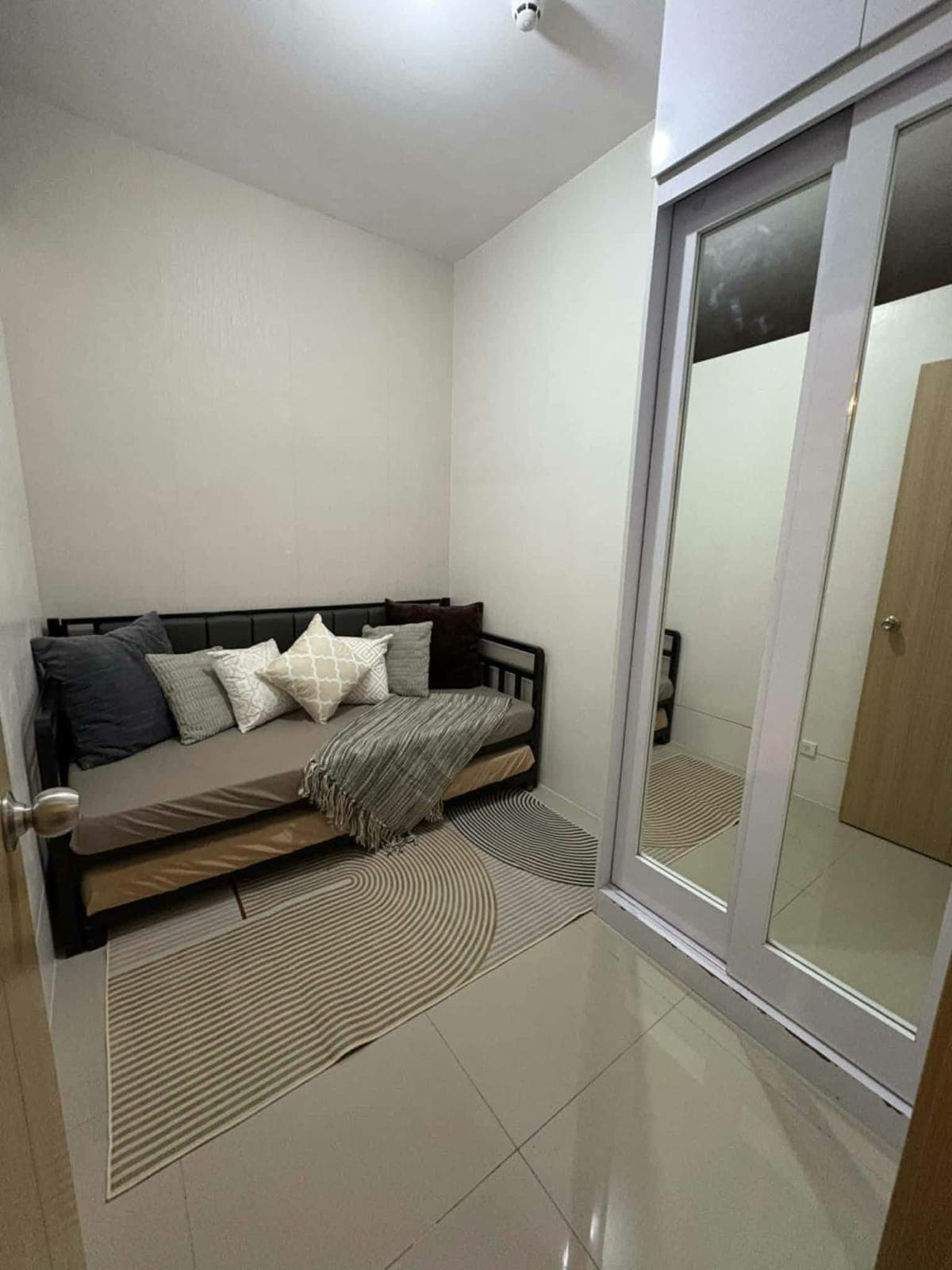 🏢 2BR w/ BALCONY CONDO UNIT FOR RENT - photo 16