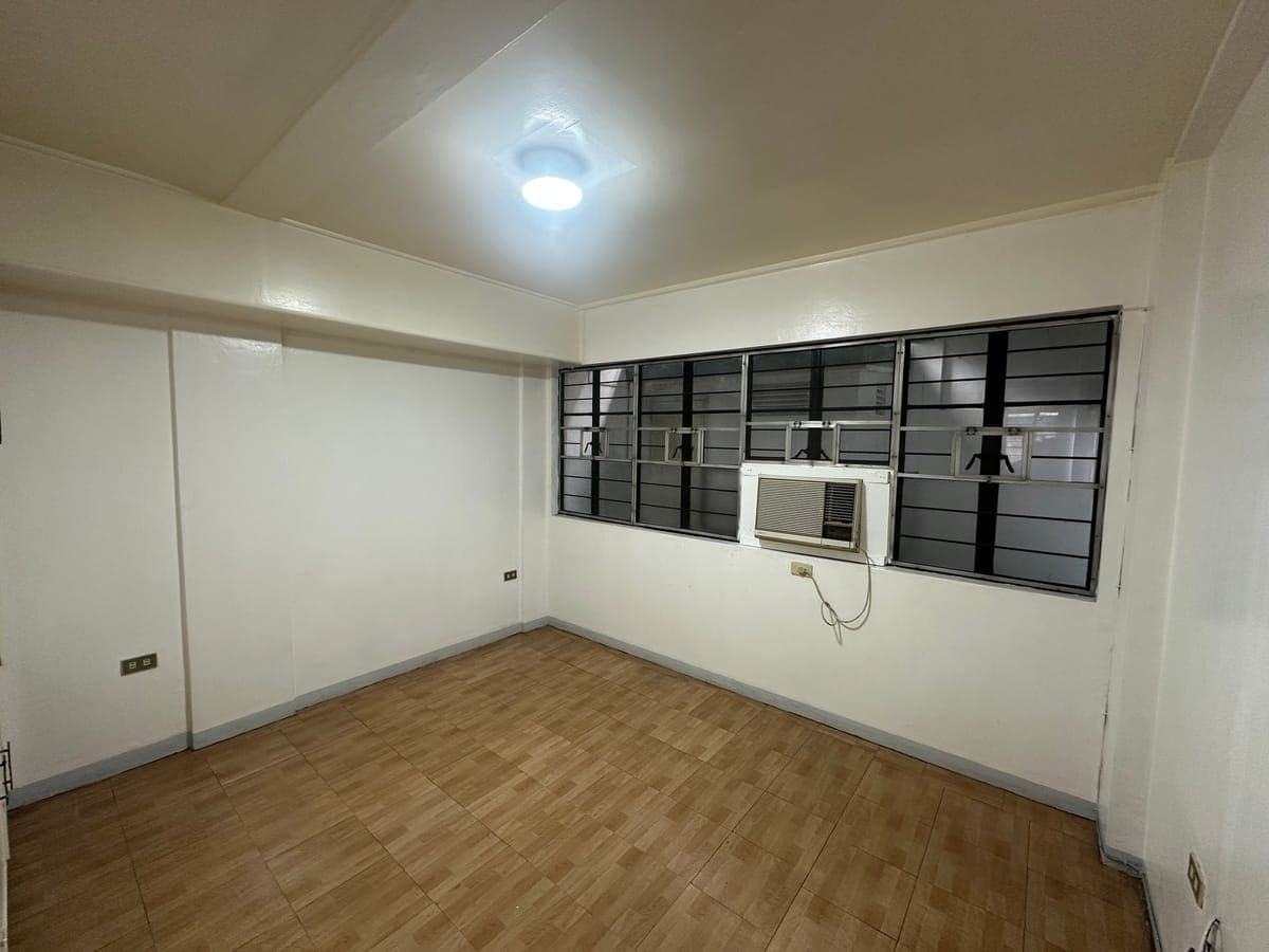 MAKATI FOR RENT: 92 SQM  @  ₱30,000/MONTH - photo 1