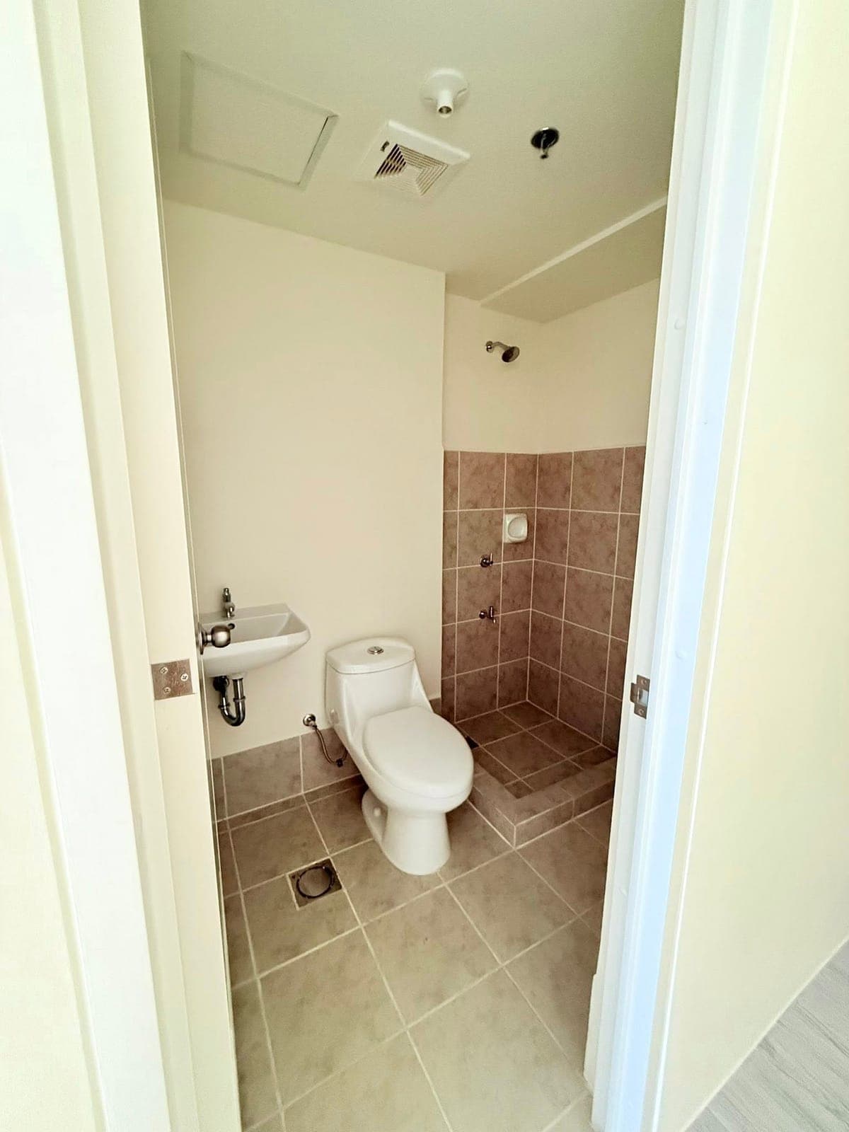 BRAND NEW Studio 14k only - photo 1