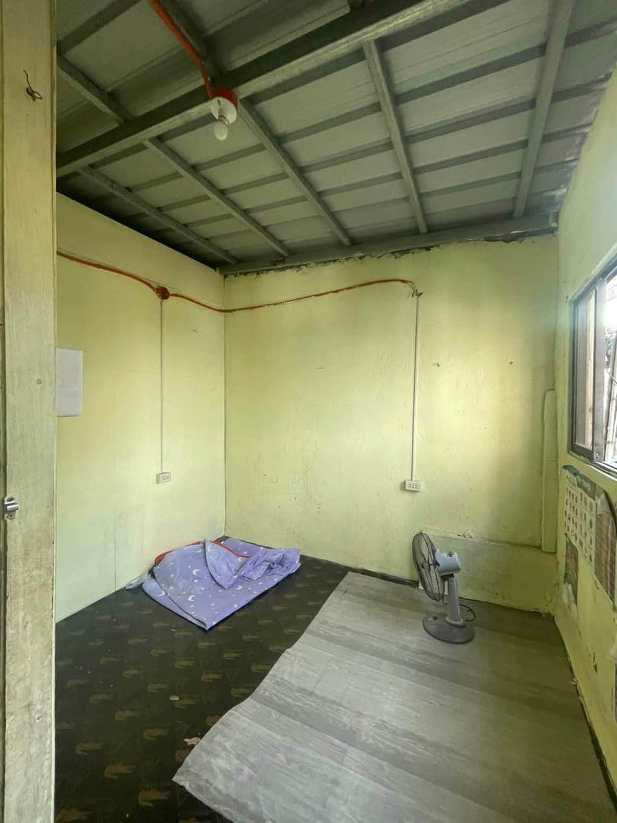 room 4 rent . 11k monthly sa katapusan na may aalis ung nkatira . loc maricaban pasay .. 1month adva... - photo 1