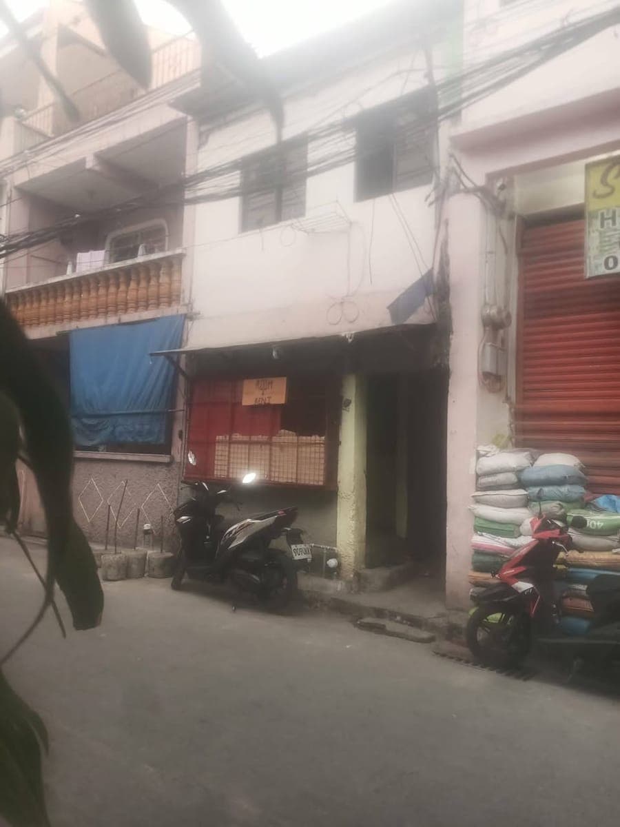 room 4 rent . 11k monthly sa katapusan na may aalis ung nkatira . loc maricaban pasay .. 1month adva... - photo 2
