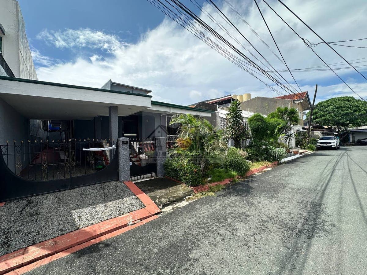 Better Living Subdivision Parañaque Bungalow For Rent (France Access) - photo 1