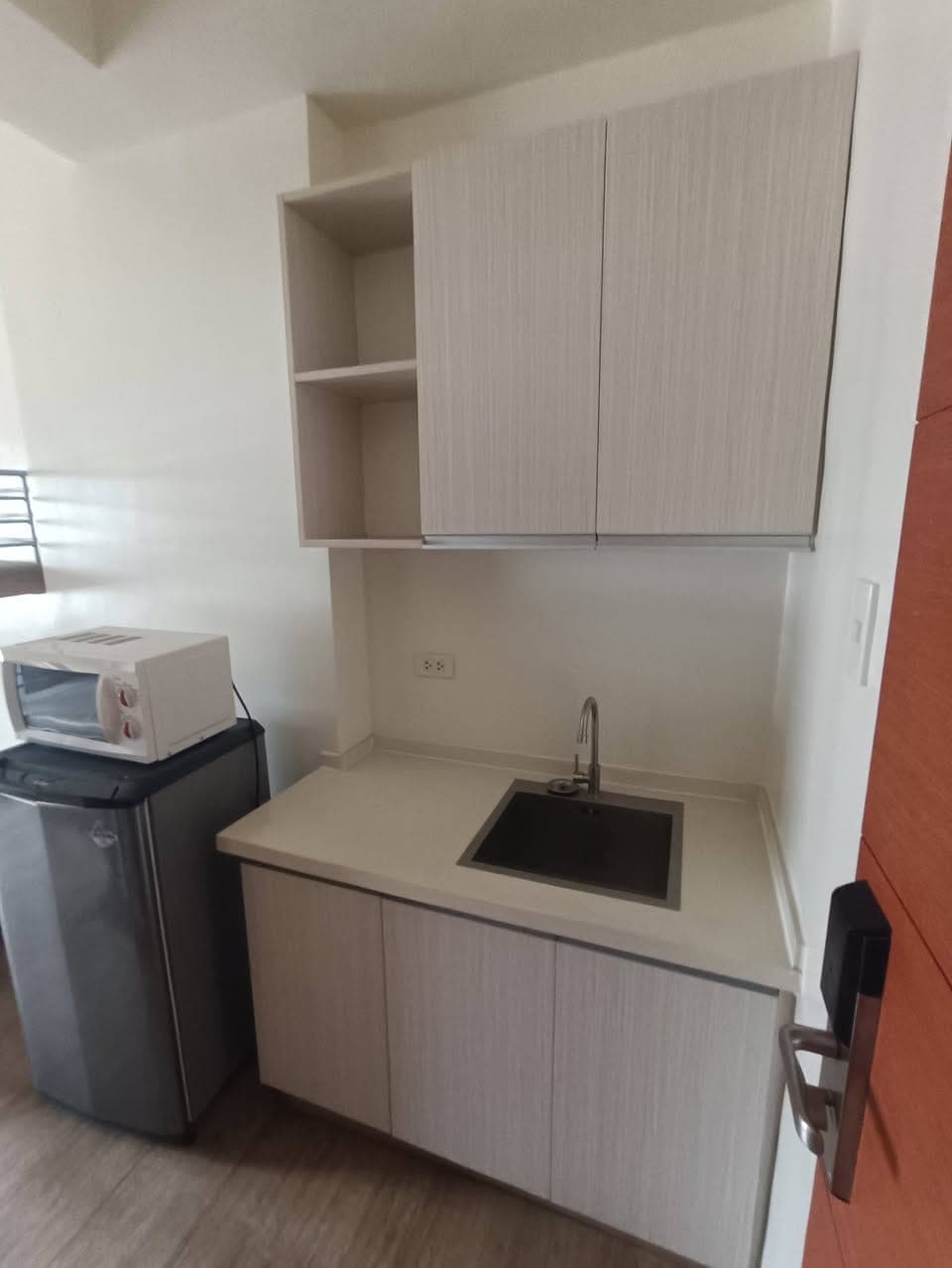 FOR LEASE: Fully Furnished Studio in Malate, Manila! - photo 5