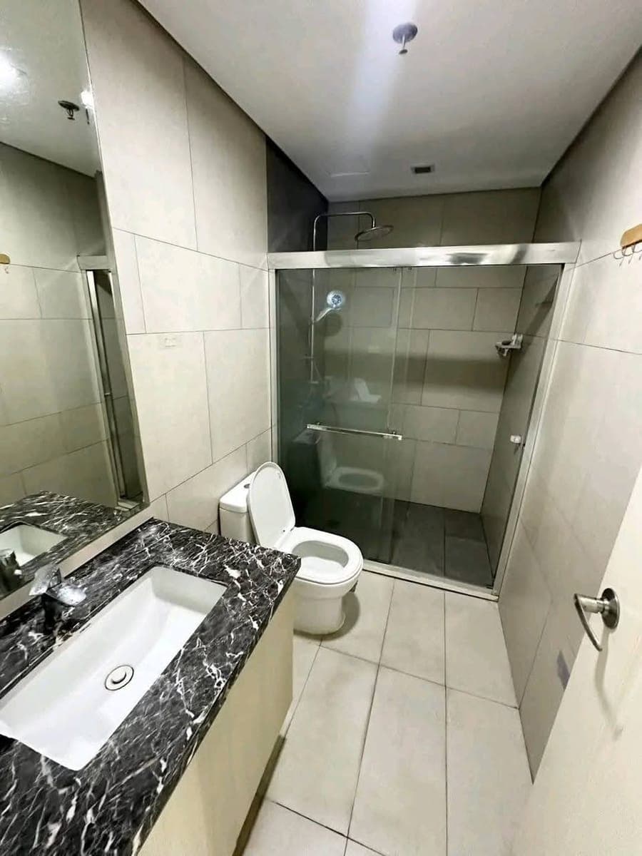₱40K MONTHLY‼️ | SPACIOUS 1BR UNIT WITH BALCONY IN MONARCH PARKSUITES - photo 3