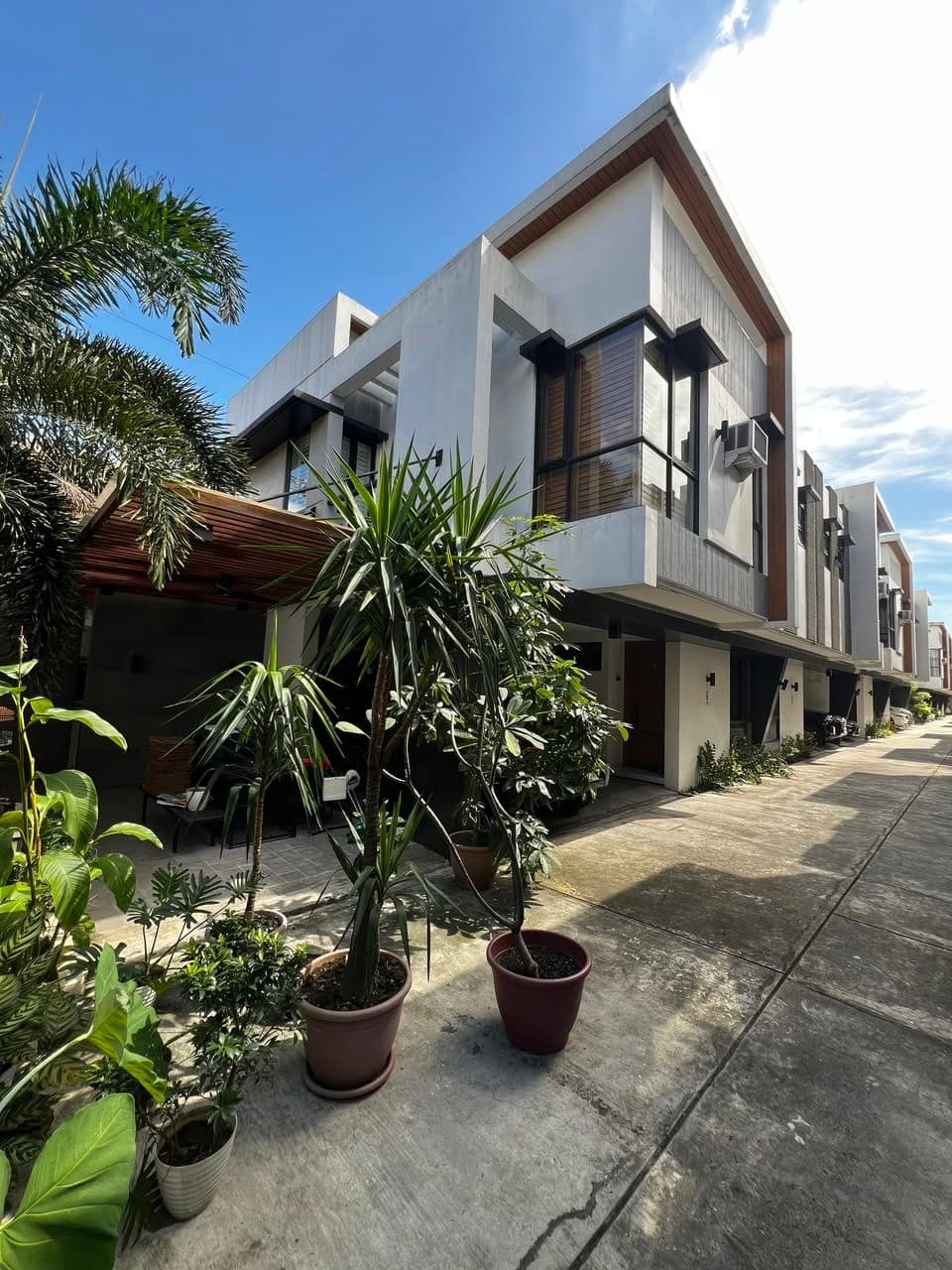 SPACIOUS SEMI FURNISHED TOWNHOUSE FOR RENT - photo 1