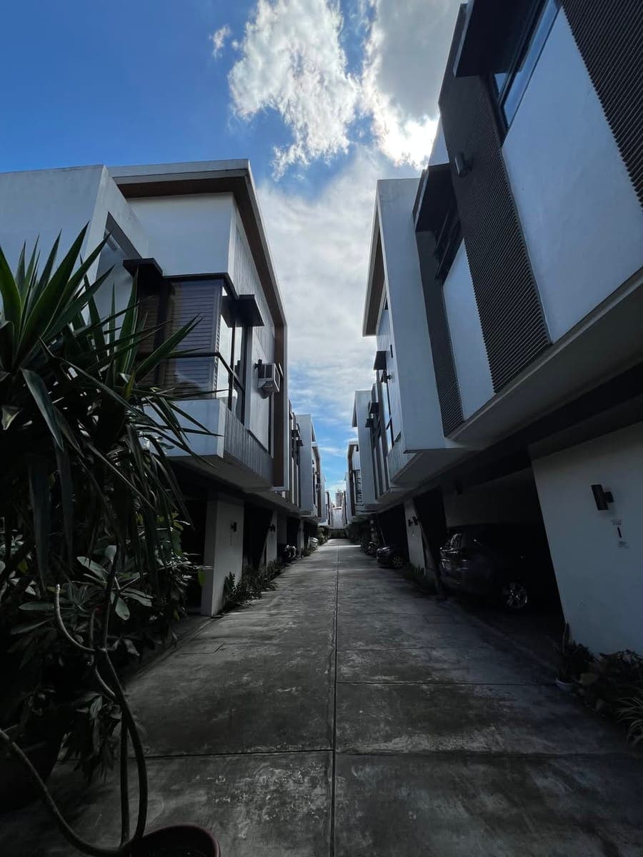 SMART TOWNHOUSE FOR RENT OR SALE- With Built-in SOLAR - photo 2