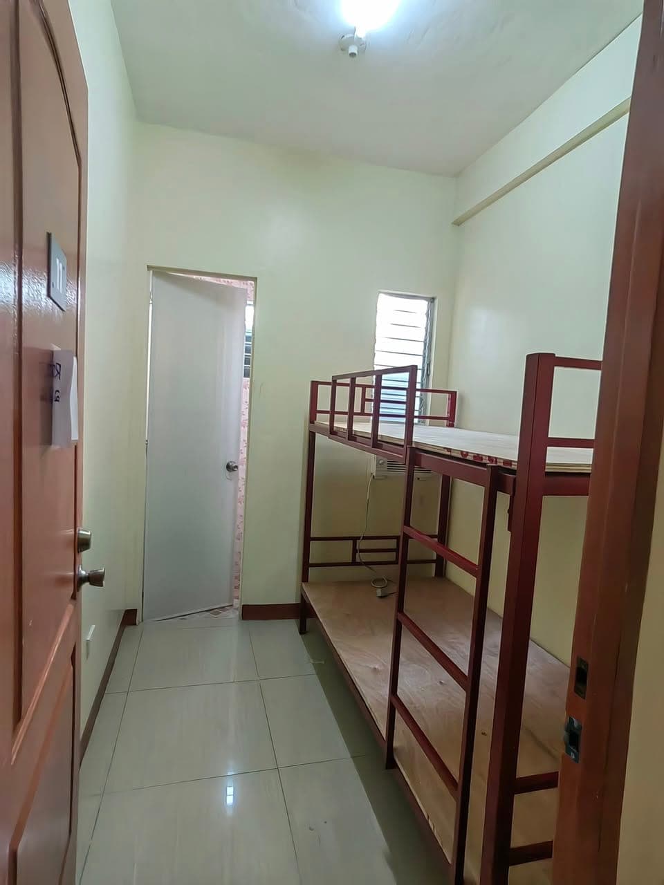 Good for 2  and with Aircon and Bedframe and Toilet and bath - photo 2