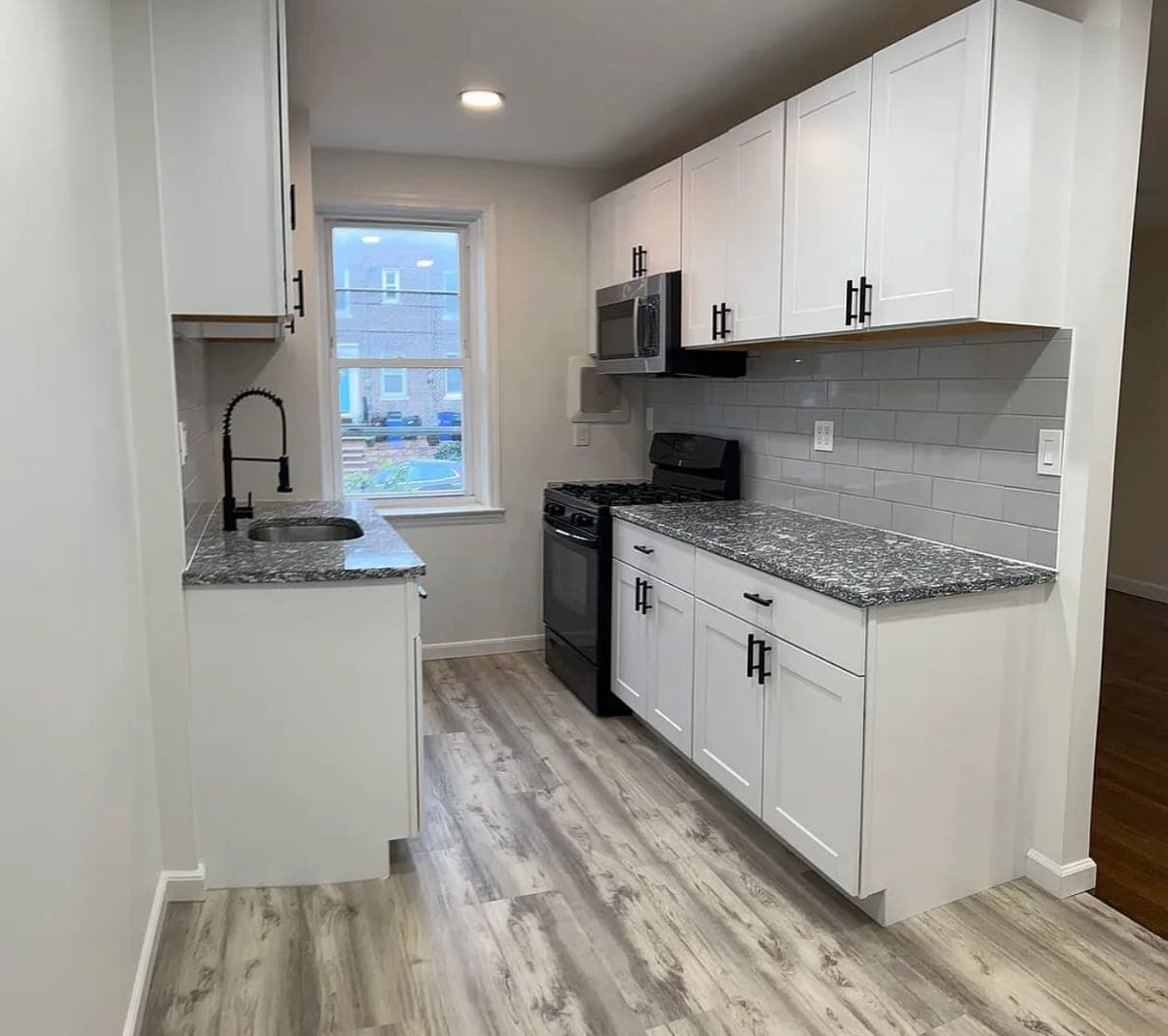 I am a private landlord i have 1-5 bedrooms  Apartments and Houses to rent in a quiet and conducive... - photo 1