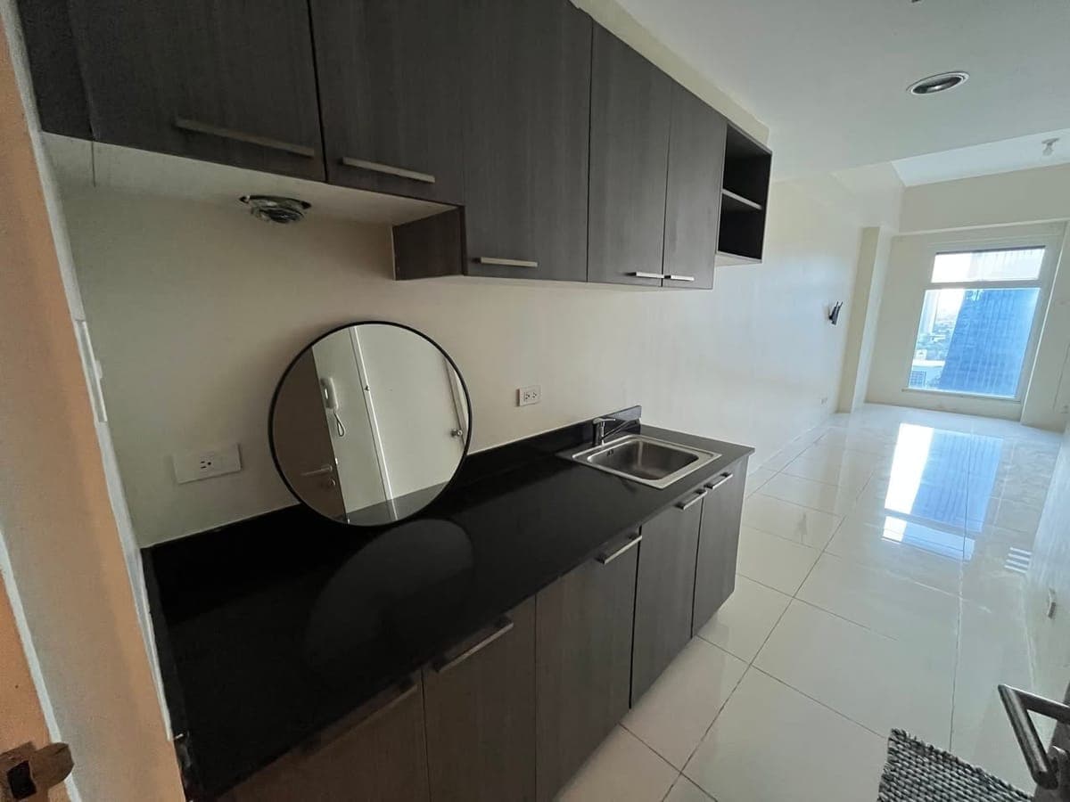 Super lapit sa lahat WALKING DISTANCE, no need to waste precious hours commuting na! Convenient location! - photo 2