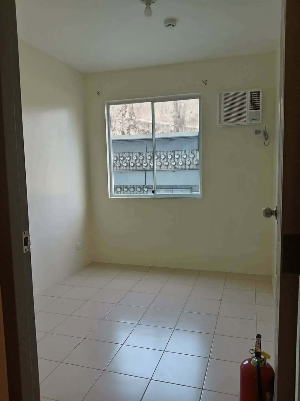 FOR RENT: 2-Bedroom Condo Unit in Karuhatan Rd.Valenzuela - photo 4