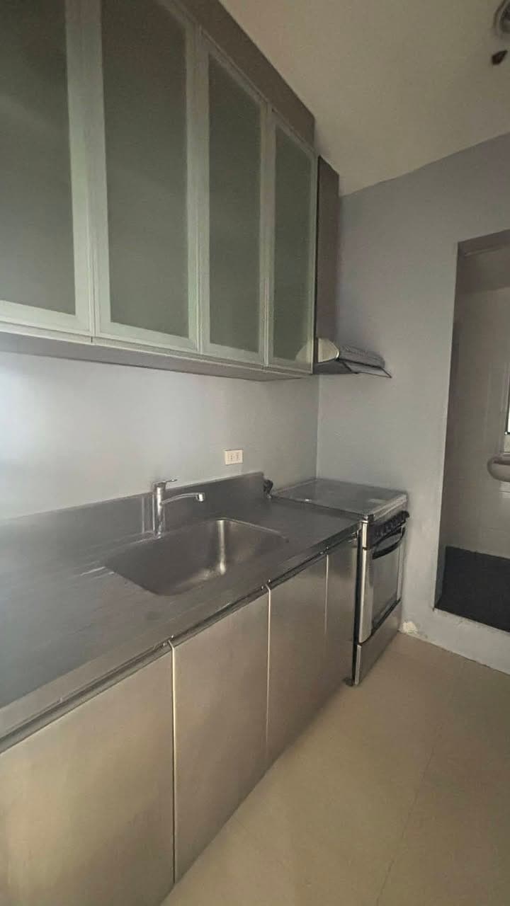 ✅FOR Rent Condo in Q.C FULLY FURNISH with -2BR /80 𝘀𝗾𝗺 - photo 2