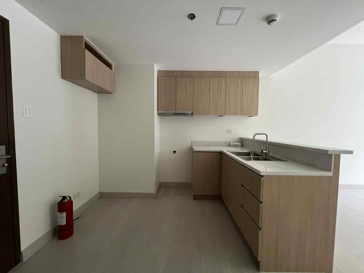 FOR RENT – 2-Bedroom with Balcony at Mid-Park Towers, Parañaque City! - photo 2