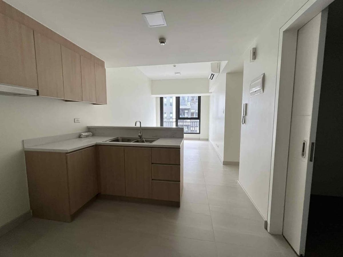 FOR RENT – 2-Bedroom with Balcony at Mid-Park Towers, Parañaque City! - photo 3