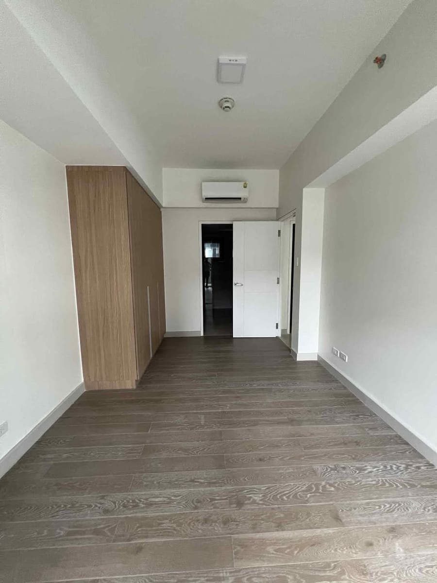 FOR RENT – 2-Bedroom with Balcony at Mid-Park Towers, Parañaque City! - photo 1