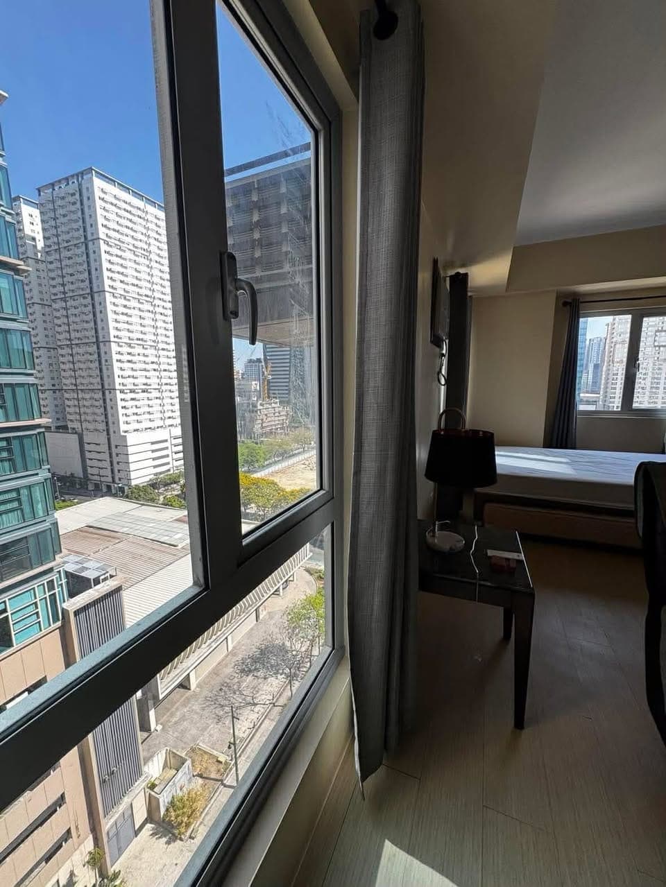 Avida Cityflex Towers BGC Taguig (Studio Rent corner unit) P30K bargain w/free wifi internet - photo 5
