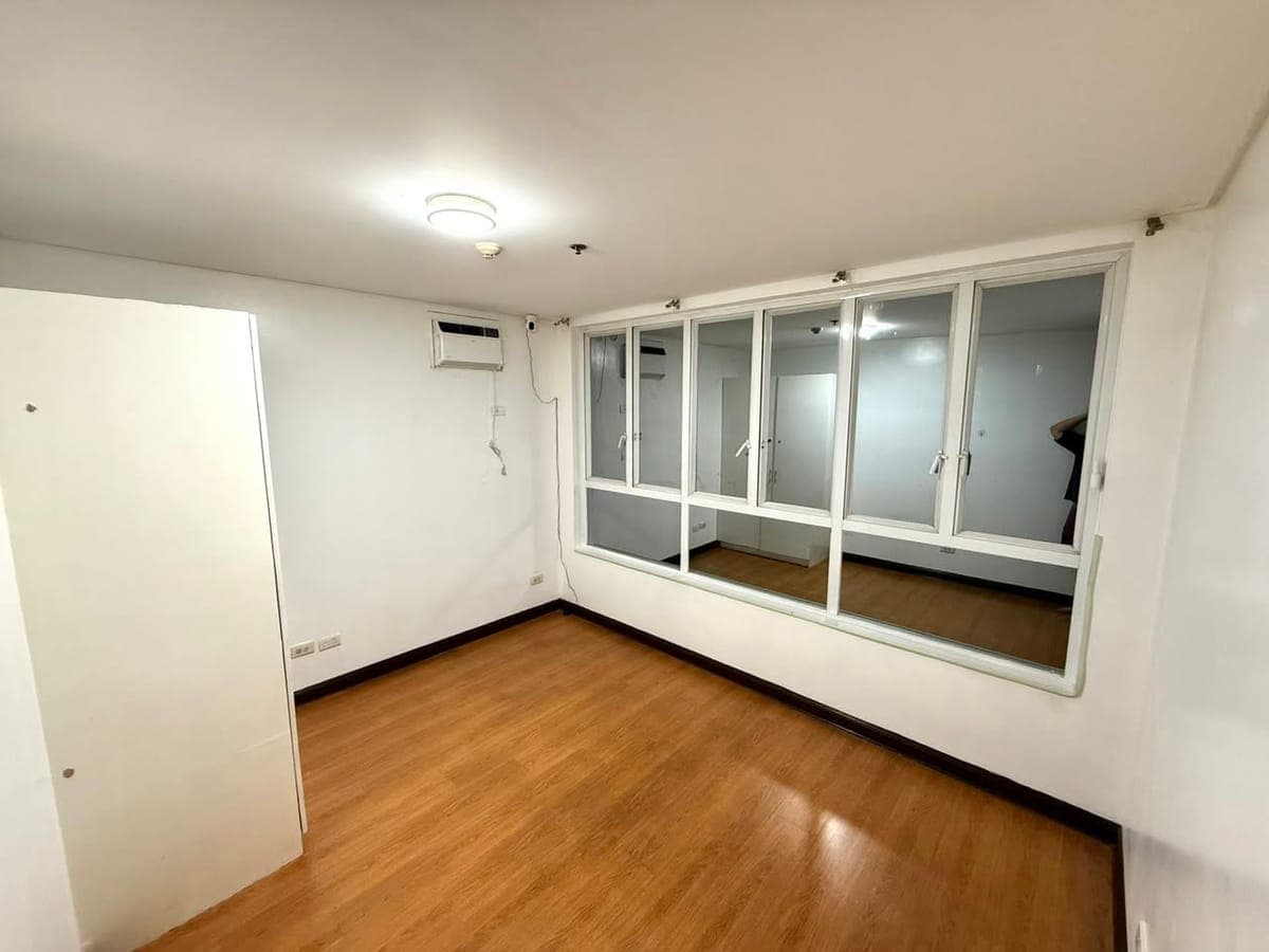CONDO FOR RENT IN BINONDO, MANILA - photo 4