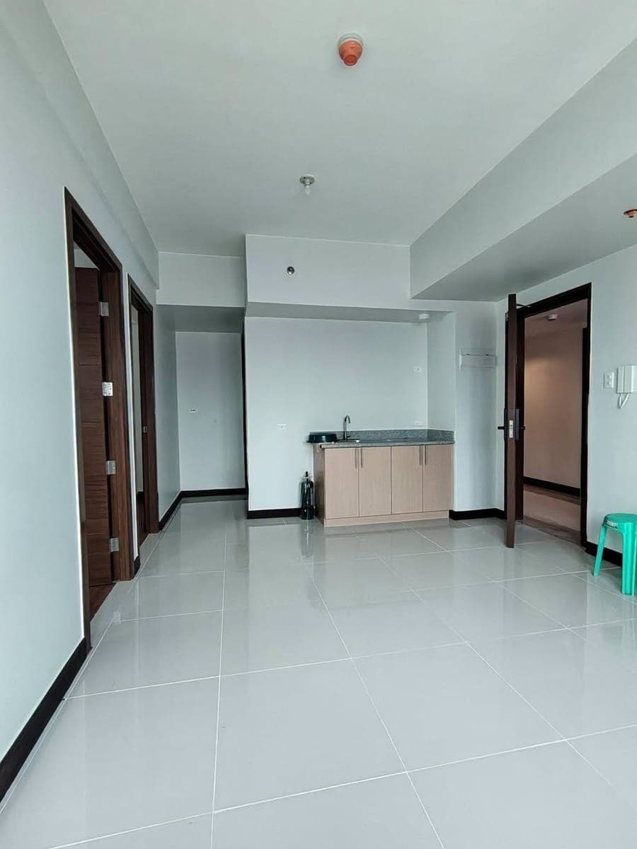 ‼️📢 FOR RENT NEWLY TURN OVER 2 Bedroom with balcony UNFURNISHED 30K INC OF DUES - photo 1