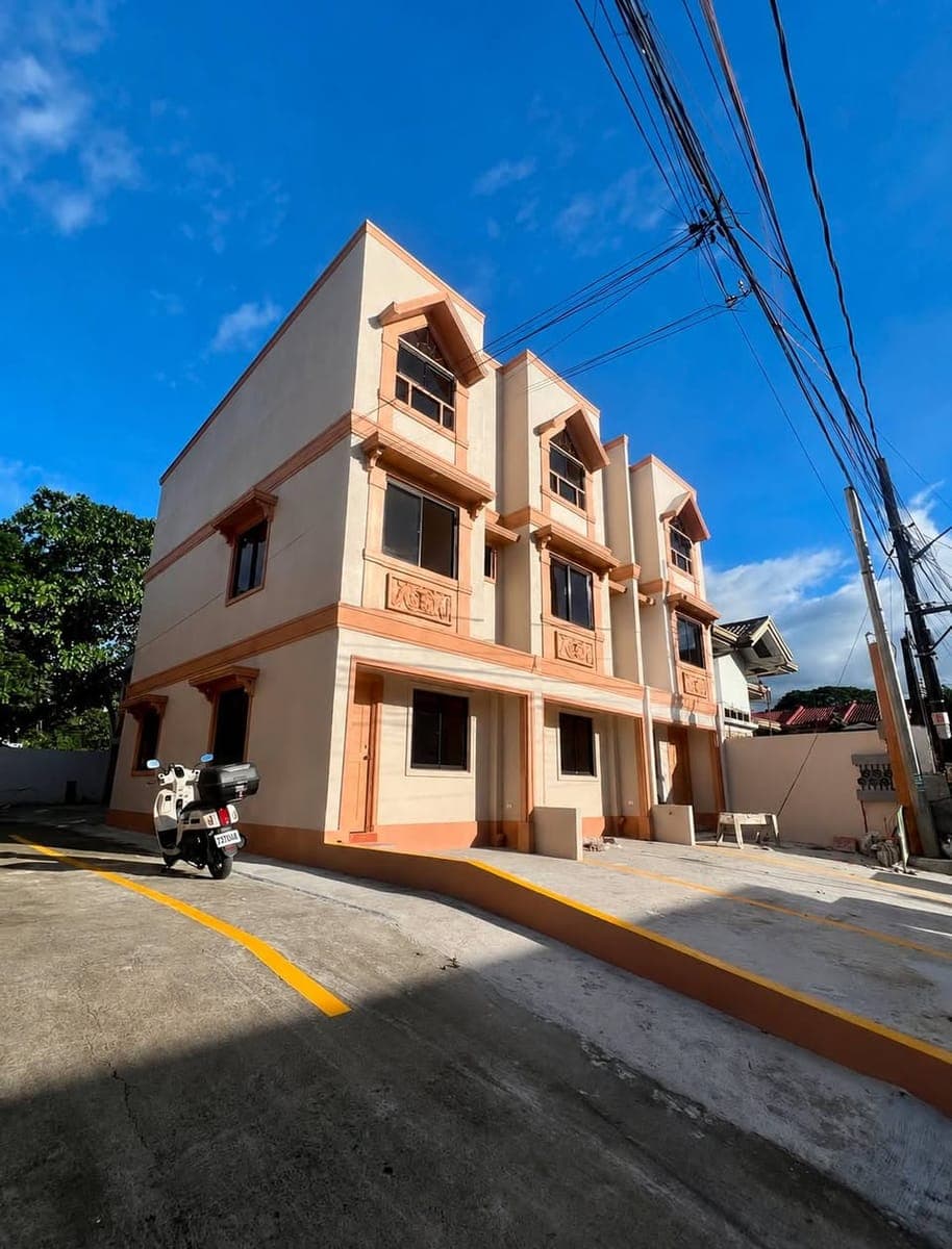 🏡 3 storey House  for Rent ( BRAND NEW ) 2 bedrooms, perfect for  families or professional.. - photo 1