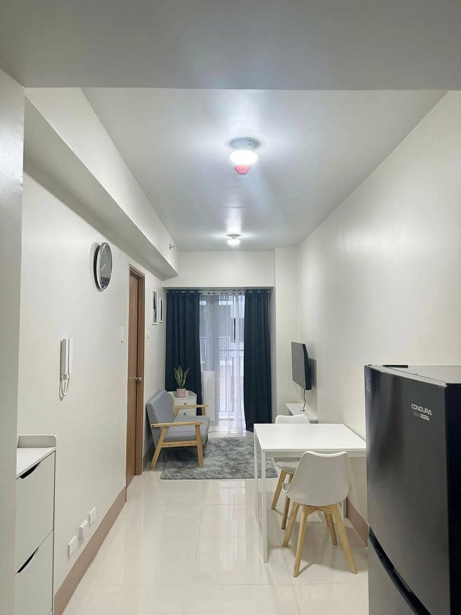 𝐅𝐎𝐑 𝐑𝐄𝐍𝐓 One Bedroom with Balcony Condo Unit at Shore 3, Residences near MOA - photo 2