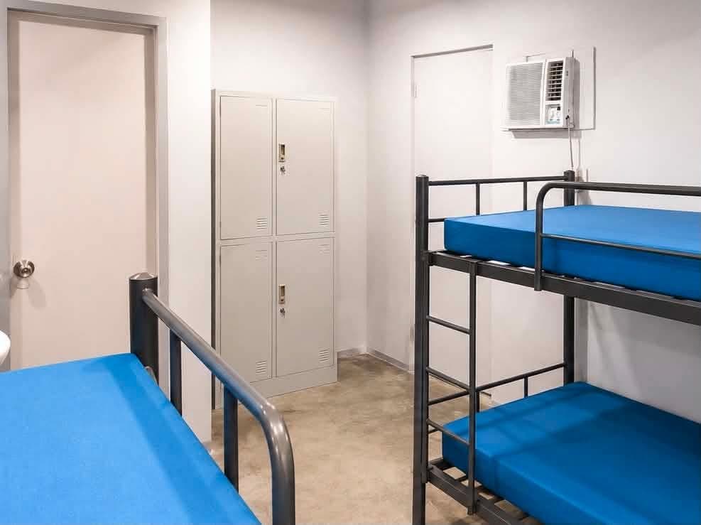 𝐒𝐄𝐌𝐈-𝐅𝐔𝐑𝐍𝐈𝐒𝐇𝐄𝐃 studio-type industrial-themed unit! With own shower, toilet and wash are... - photo 1