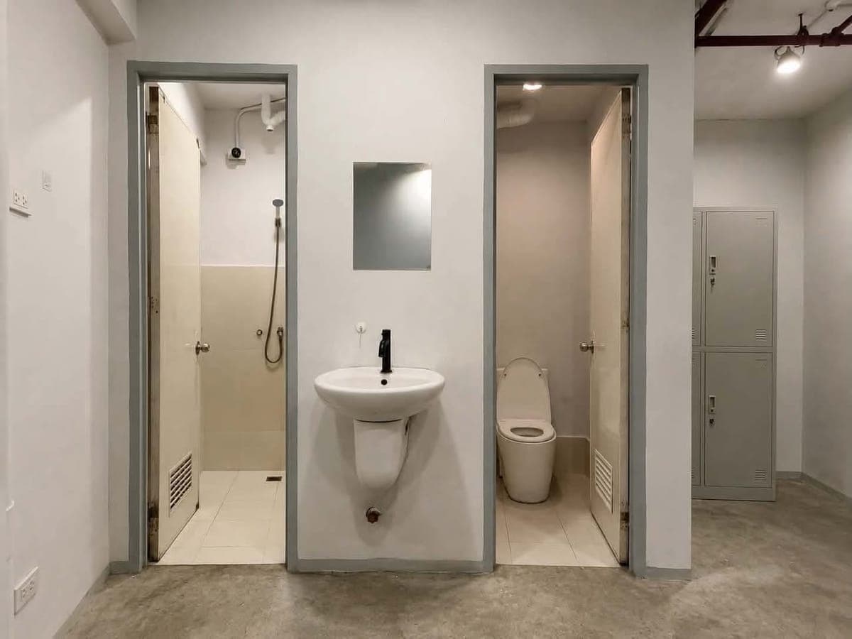 𝐒𝐄𝐌𝐈-𝐅𝐔𝐑𝐍𝐈𝐒𝐇𝐄𝐃 studio-type industrial-themed unit! With own shower, toilet and wash are... - photo 2