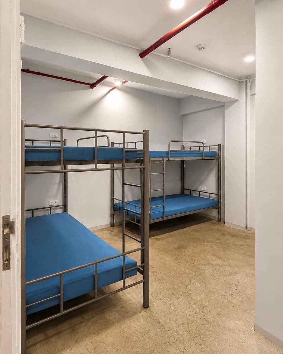𝐒𝐄𝐌𝐈-𝐅𝐔𝐑𝐍𝐈𝐒𝐇𝐄𝐃 studio-type industrial-themed unit! With own shower, toilet and wash are... - photo 4