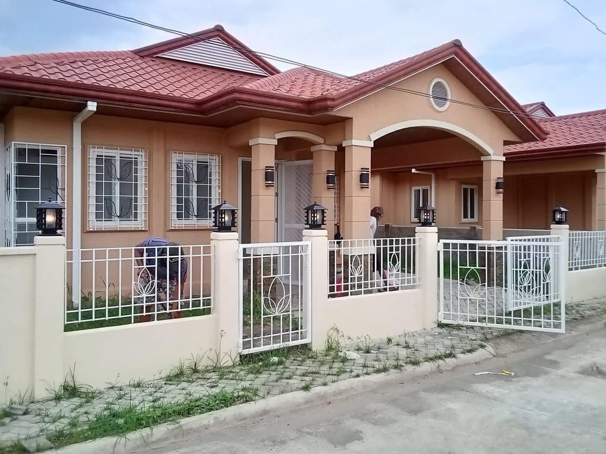 House for rent in Villa Conchita subdivision Puan 3BR 2CR with covered covered Parking split Aircon... - photo 1