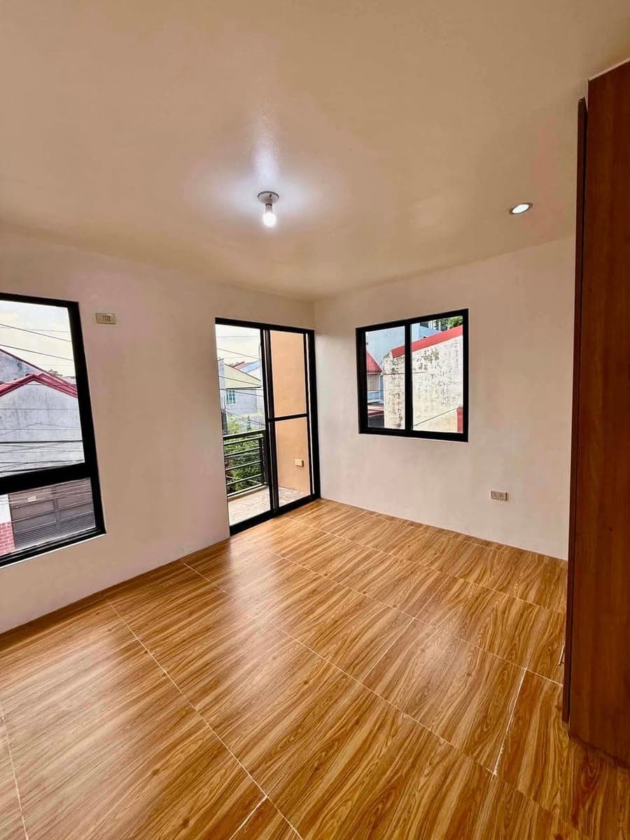 📣 For Rent! 2 storey townhouse (Newly Renovated) - photo 2
