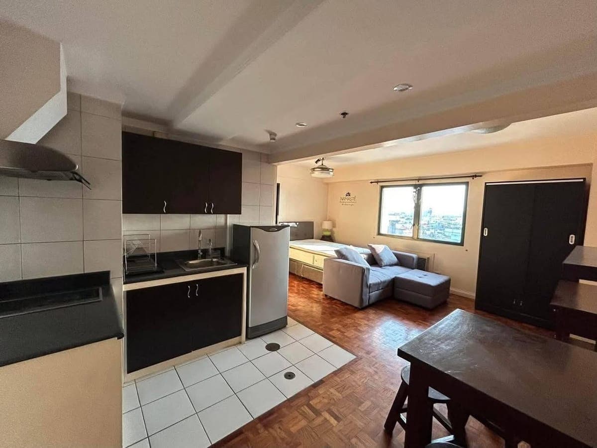 West tower condo, bangkal makati city,  18k w parking 1yr contract Minimum - photo 1