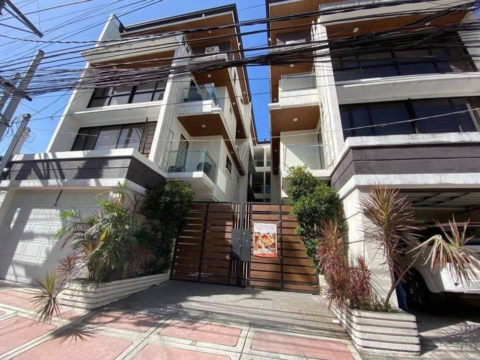 **TOWNHOUSE IN KAMIAS QUEZON CITY** - photo 1