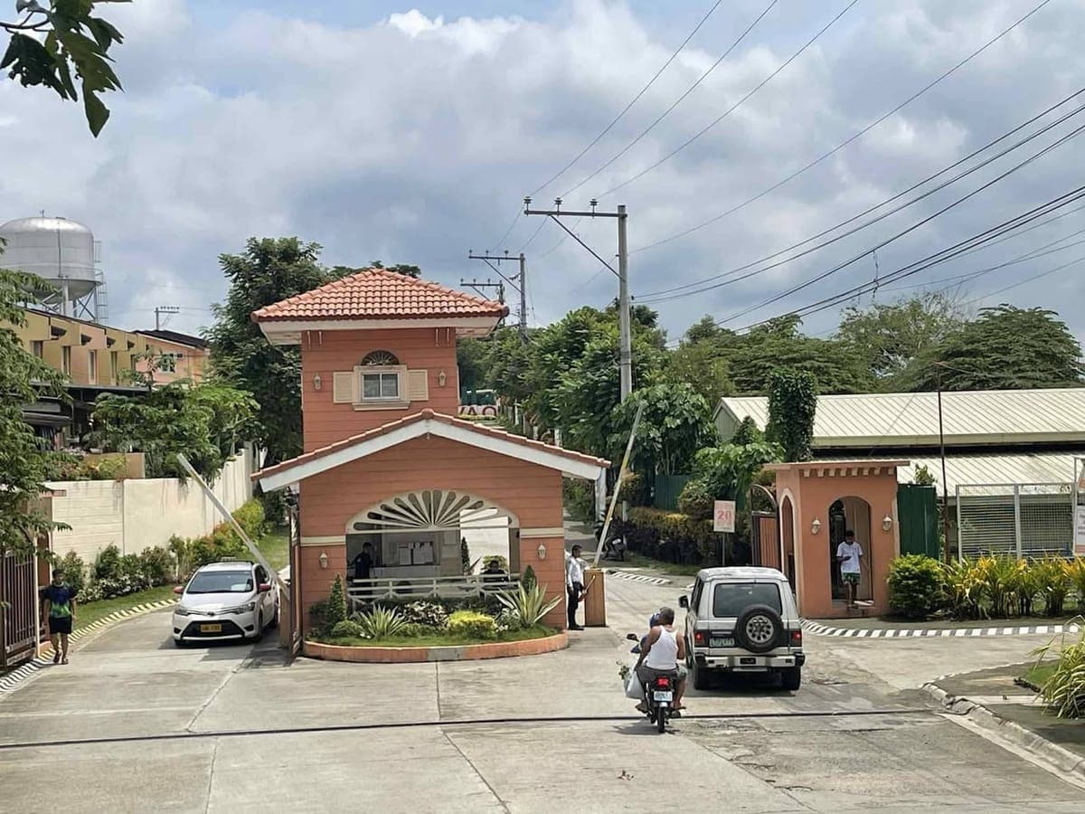 🏡 Semi-Furnished 2-storey House for Rent ‼️ - photo 3