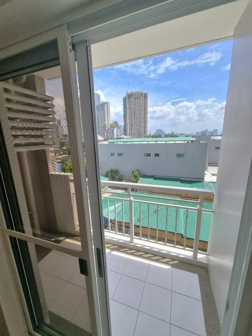 Unfurnished 1 Bedroom Condo Unit For Rent - 5th Floor North Tower at Lumiere Residences - photo 3