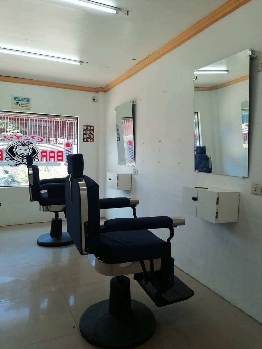 Aircon Barber Shop for rent, 12k, 1 month deposit 1 month advance. Pd pud rentahan ang banko, 250 a... - photo 2