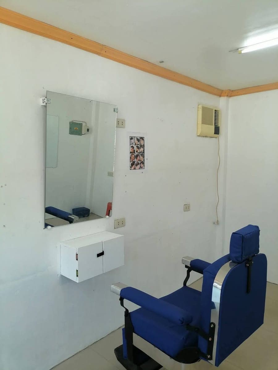 Aircon Barber Shop for rent, 12k, 1 month deposit 1 month advance. Pd pud rentahan ang banko, 250 a... - photo 3