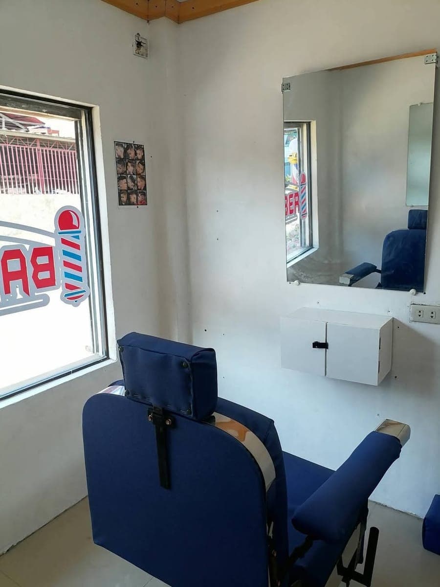 Aircon Barber Shop for rent, 12k, 1 month deposit 1 month advance. Pd pud rentahan ang banko, 250 a... - photo 4