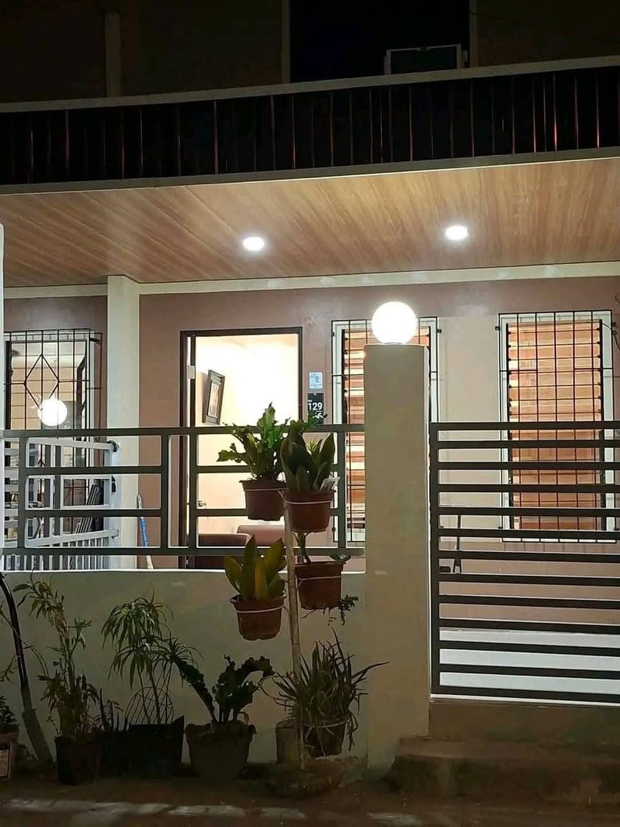2- BEDROOM TOWNHOUSE FOR RENT - photo 1
