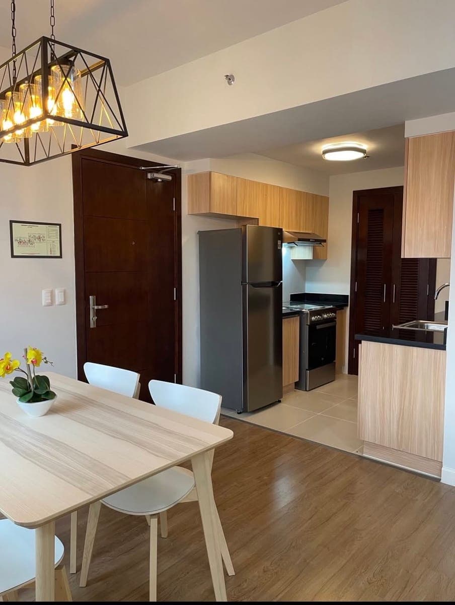 **FOR LEASE/RENT IN BGC (near Hight street South)** - photo 2