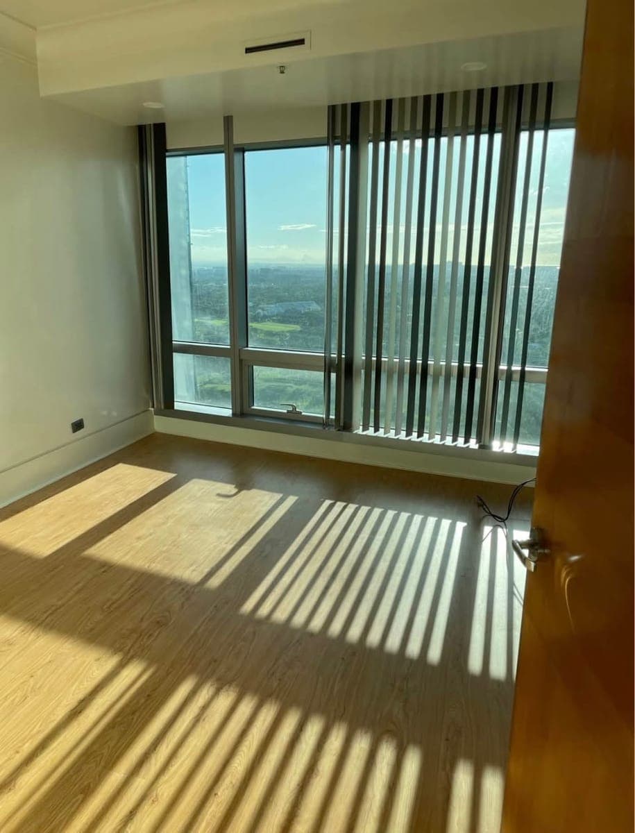 # **FOR LEASE/RENT in BGC (near Burgos Circle) 2BR with maid's room** - photo 2