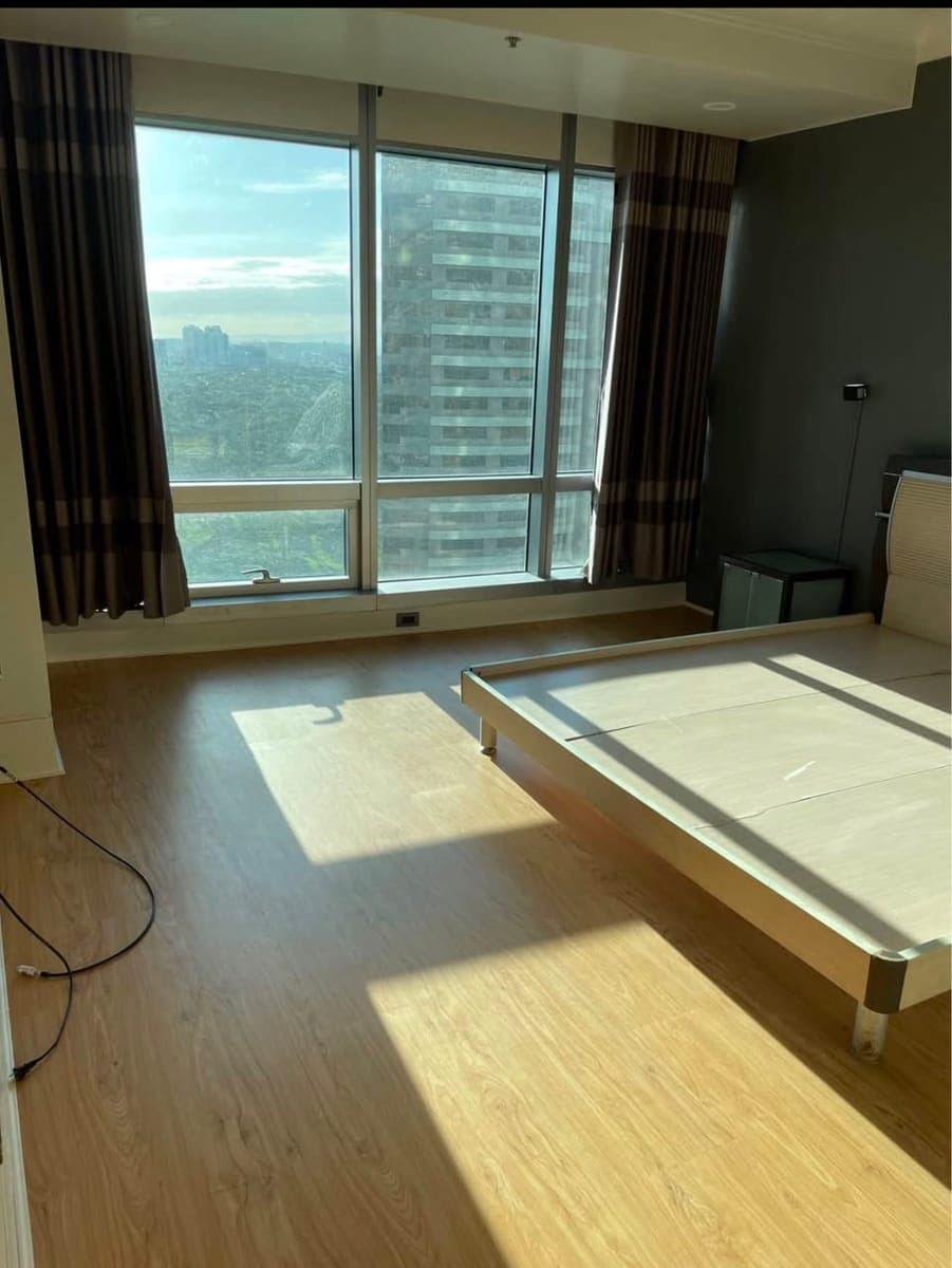 # **FOR LEASE/RENT in BGC (near Burgos Circle) 2BR with maid's room** - photo 4