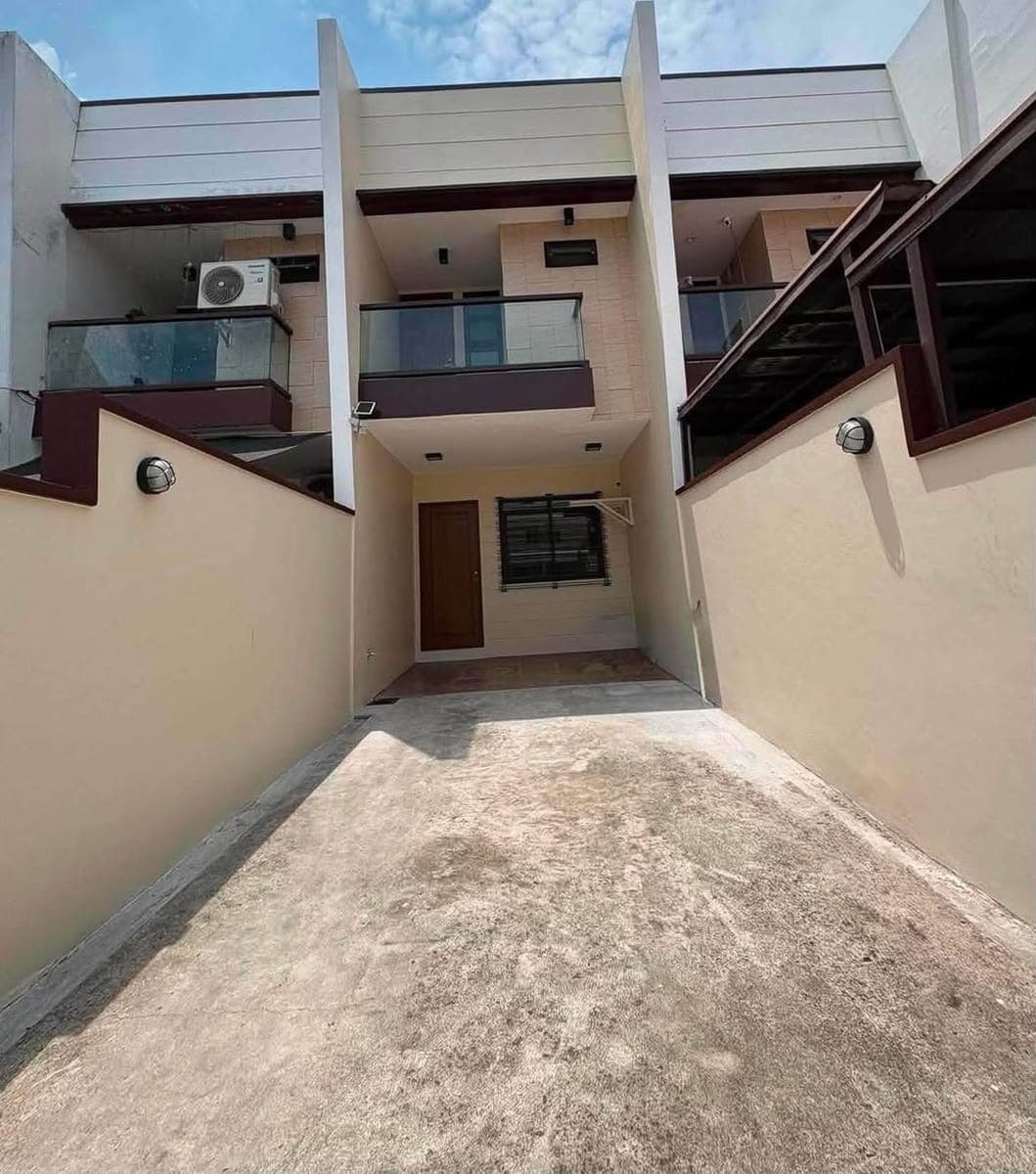 FOR RENT: Newly Renovated TOWNHOUSE in Tandang Sora. - photo 1