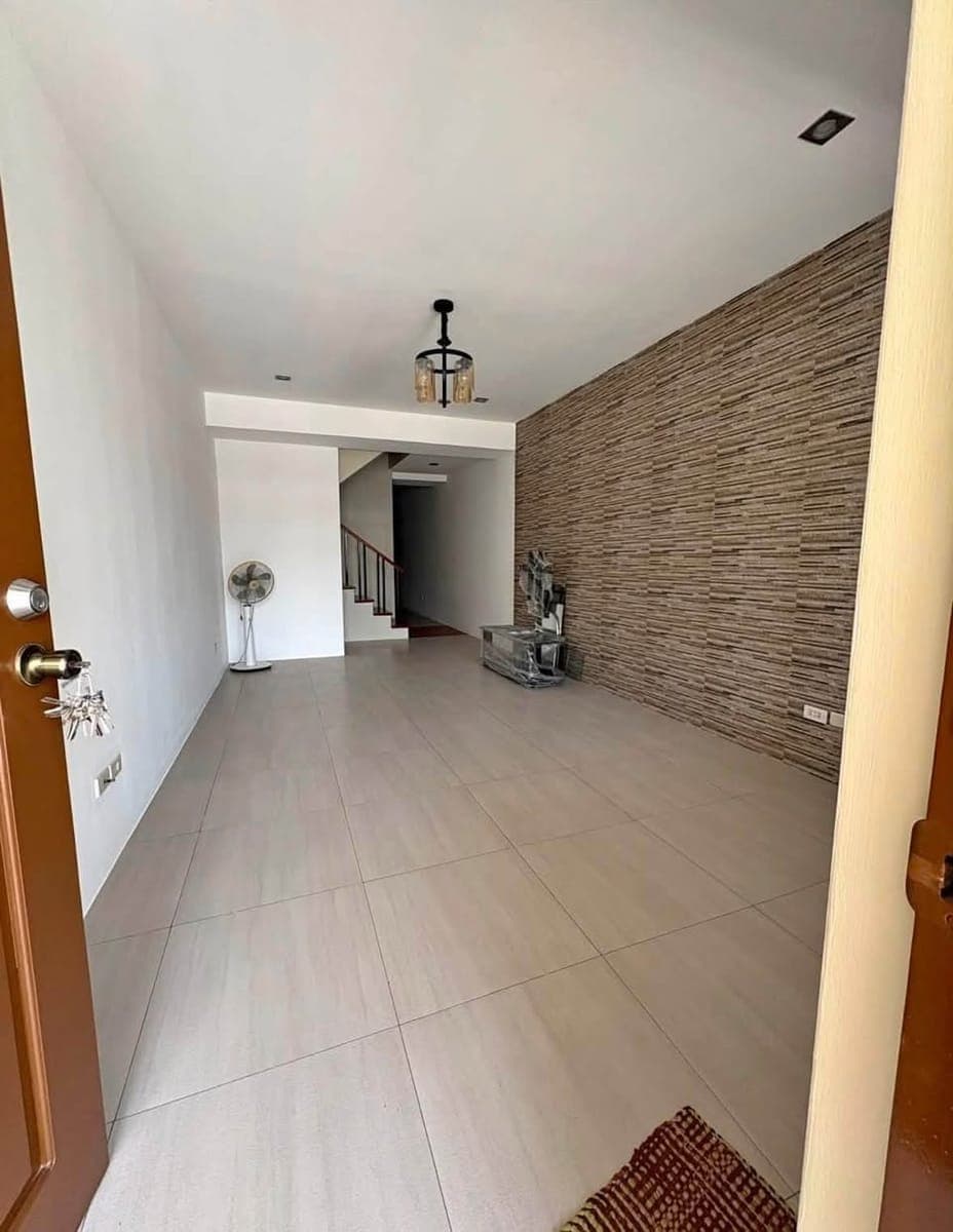 FOR RENT: Newly Renovated TOWNHOUSE in Tandang Sora. - photo 3