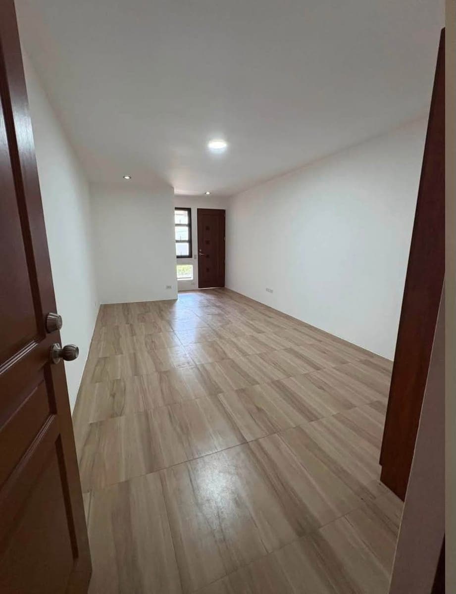 FOR RENT: Newly Renovated TOWNHOUSE in Tandang Sora. - photo 4